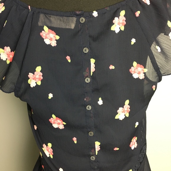 - Abercrombie Short Sleeve Blue Floral & Lac… - Picture 5 of 8
